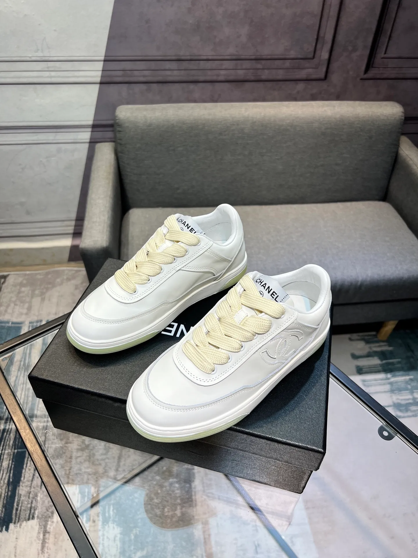 Men's men's shoes 💰620 Exclusive real shot (top version) CHANEL Chanel's new panda sneakers Panda shoes Chanel 2025ss color matching thick-soled casual sports shoes sneakers Counter synchronization The counter is very popular Very difficult to buy a shoe The most popular thick-soled panda shoes on the Internet It is obvious that Xiaoxiang control cannot miss it Simple and versatile white shoes that have both good looks and comfort Thick sole increases height, is super versatile and can be worn with eyes closed😍 Whoever wears it will look better. Upper: calfskin. Lining: imported sheepskin lining. Outsole: TPU original outsole. Size: 35-44 (41 for women, 40 for men, custom made).